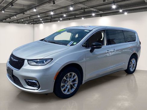 Used 2024 Chrysler Pacifica Touring-L AWD/4WD image 3