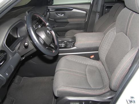 Certified 2025 Honda Pilot Sport image 8