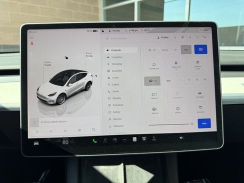 Used 2022 Tesla Model Y Long Range image 17