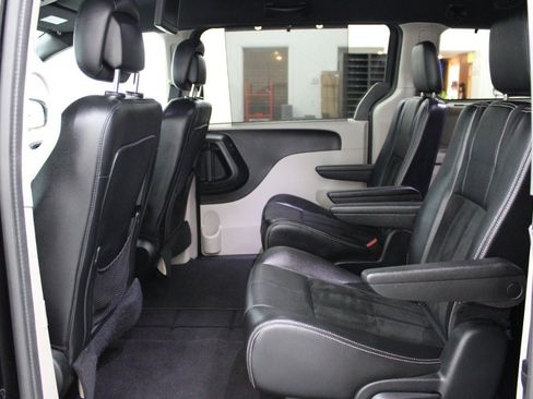 Used 2016 Dodge Grand Caravan SXT FWD image 8