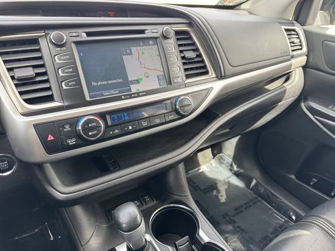 Used 2017 Toyota Highlander SE AWD/4WD image 29