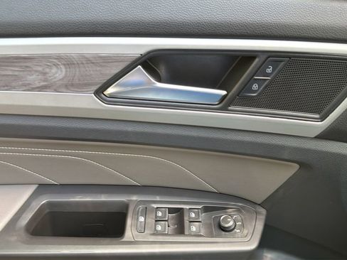 Used 2022 Volkswagen Atlas Cross Sport SE w/ Panoramic Sunroof Package FWD image 23