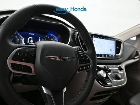 Used 2023 Chrysler Pacifica Touring-L FWD image 10