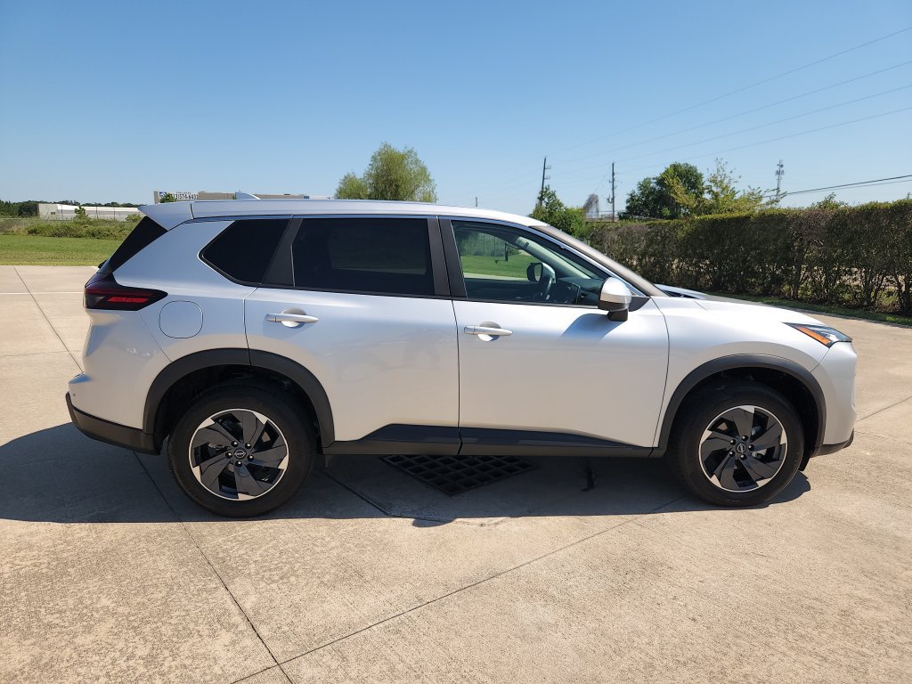 Used 2025 Nissan Rogue SV FWD image 4