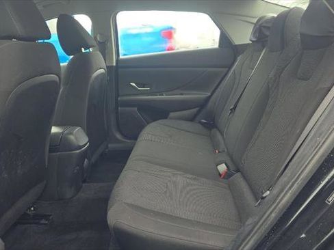 Used 2021 Hyundai Elantra SE FWD image 19