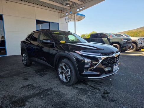 Used 2025 Chevrolet Trax LT FWD image 3