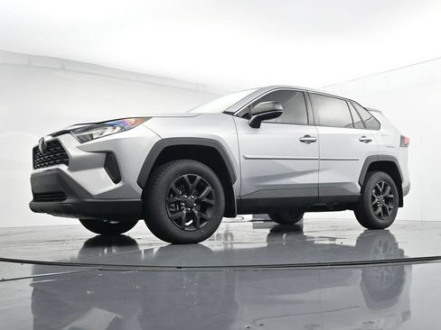 Used 2022 Toyota RAV4 LE FWD image 39