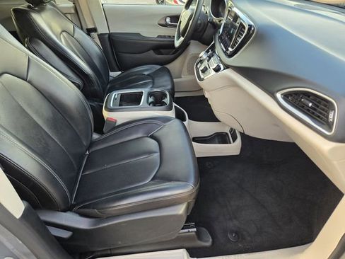 Used 2023 Chrysler Pacifica Touring-L FWD image 17