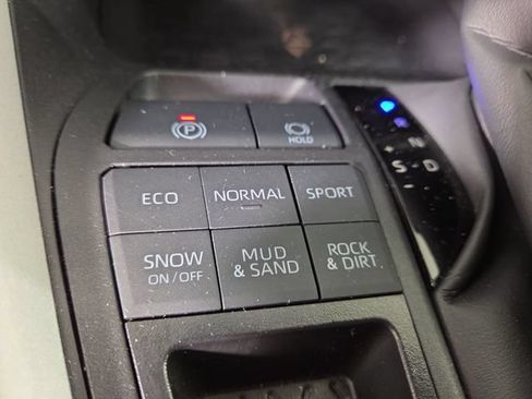 Used 2025 Toyota RAV4 XLE AWD/4WD image 25
