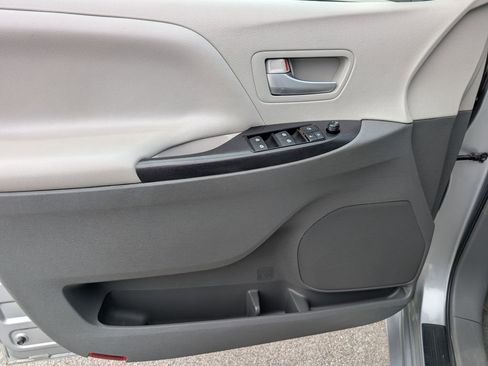 Used 2017 Toyota Sienna LE FWD image 14