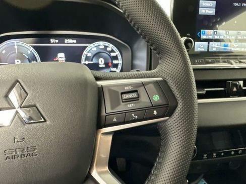 New 2025 Mitsubishi Outlander SE image 27