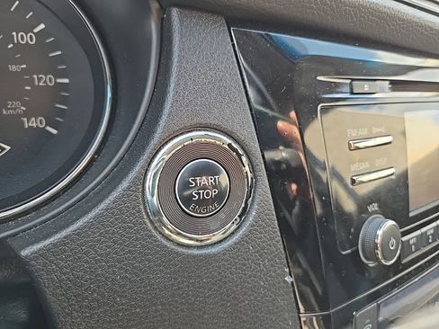 Used 2017 Nissan Rogue SV AWD/4WD image 28