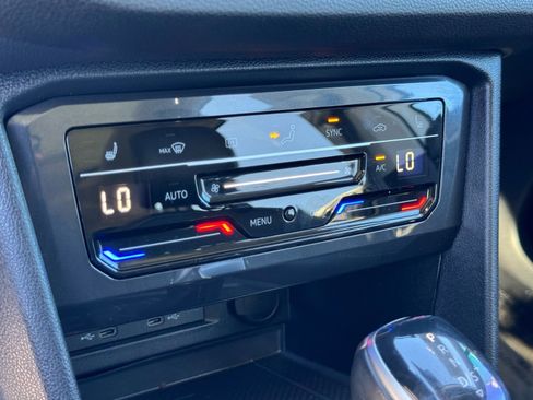 Used 2022 Volkswagen Tiguan SE image 30