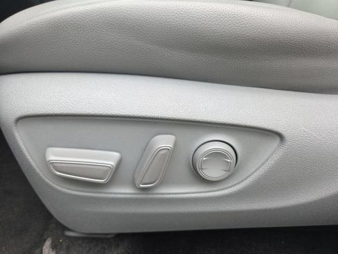 Used 2023 Toyota Highlander XLE AWD/4WD image 18
