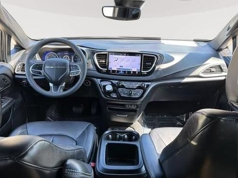 Used 2025 Chrysler Pacifica Select FWD image 10