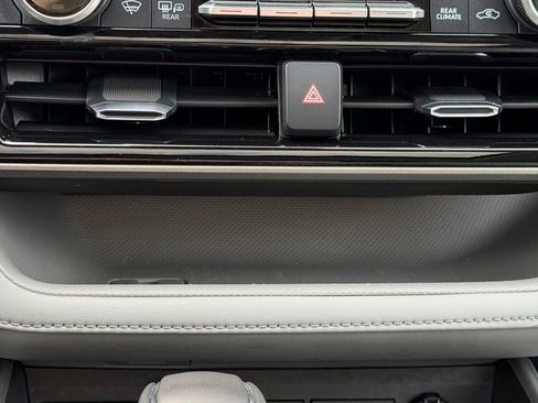 Used 2022 Toyota Highlander XLE AWD/4WD image 23