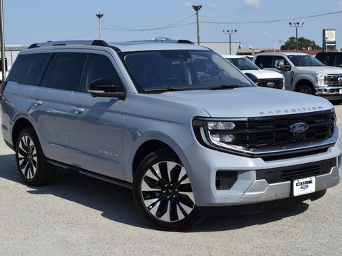 New 2025 Ford Expedition Platinum w/ Driver's Package image 3