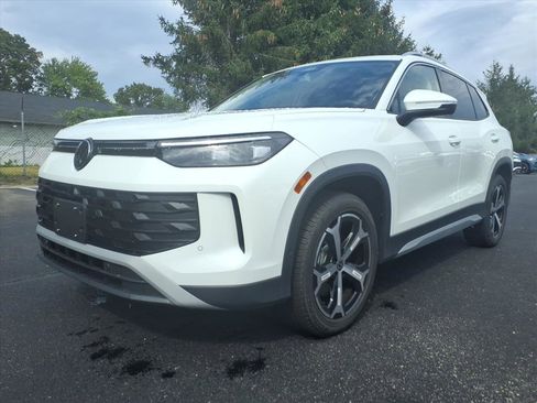 New 2025 Volkswagen Tiguan SE image 2