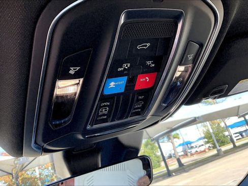 New 2025 Jeep Grand Cherokee Altitude image 17