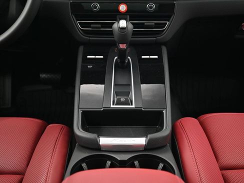Used 2026 Porsche Macan AWD/4WD image 10