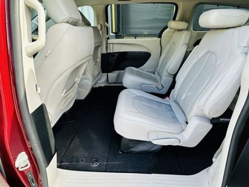 Used 2019 Chrysler Pacifica Touring-L w/ Advanced Safetytec Group FWD image 21