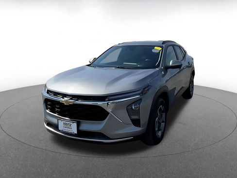 Used 2025 Chevrolet Trax LT w/ LT Convenience Package image 7