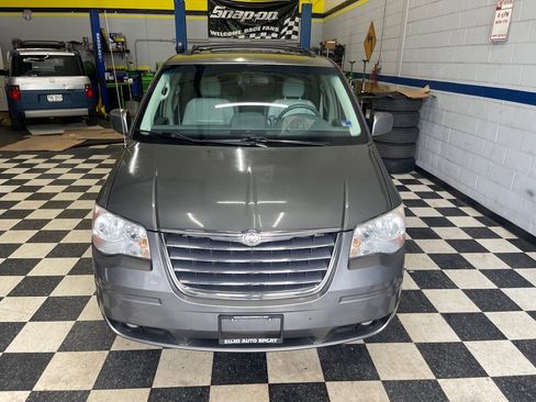 Used 2009 Chrysler Town & Country Touring FWD image 1