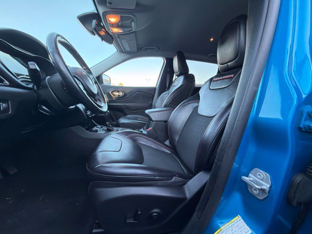 Used 2020 Jeep Cherokee Trailhawk w/ Cold Weather Group AWD/4WD image 12