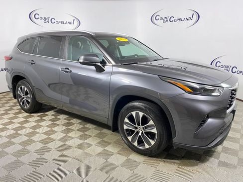 Used 2023 Toyota Highlander XLE AWD/4WD image 1