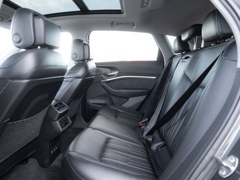 Used 2019 Audi e-tron Prestige w/ Prestige Package image 24