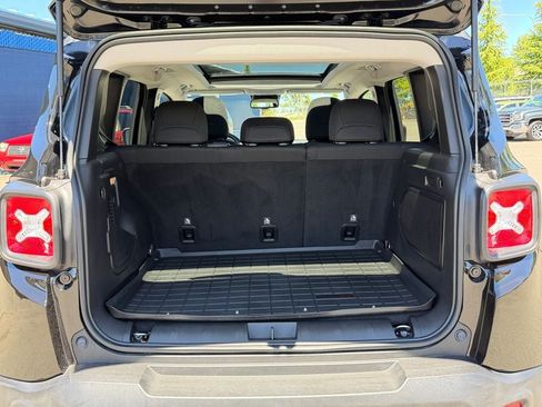 Used 2023 Jeep Renegade Latitude w/ Sun/Sound Group AWD/4WD image 22