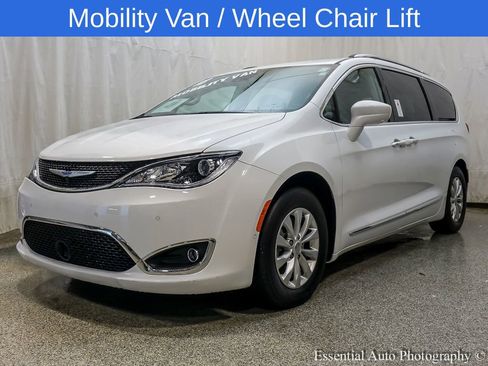 Used 2018 Chrysler Pacifica Touring-L Plus w/ Advanced Safetytec Group FWD image 1