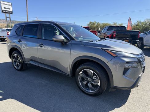 Used 2024 Nissan Rogue SV image 3