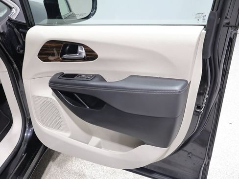 Used 2024 Chrysler Pacifica Limited FWD image 27