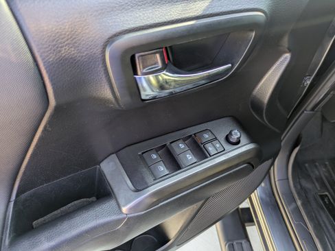 Certified 2022 Toyota Tacoma TRD Off-Road image 13