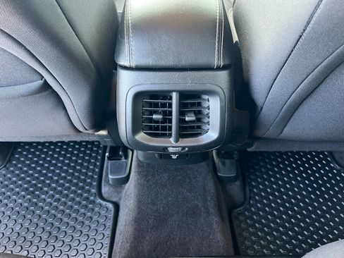 Used 2017 Jeep Cherokee Latitude w/ Comfort/Convenience Group AWD/4WD image 18