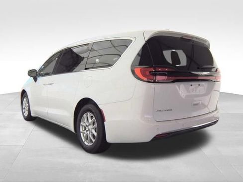 Used 2023 Chrysler Pacifica Touring-L FWD image 6