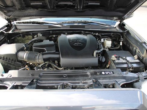 Used 2019 Toyota Tacoma TRD Sport AWD/4WD image 14