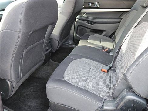 Used 2018 Ford Explorer XLT FWD image 17