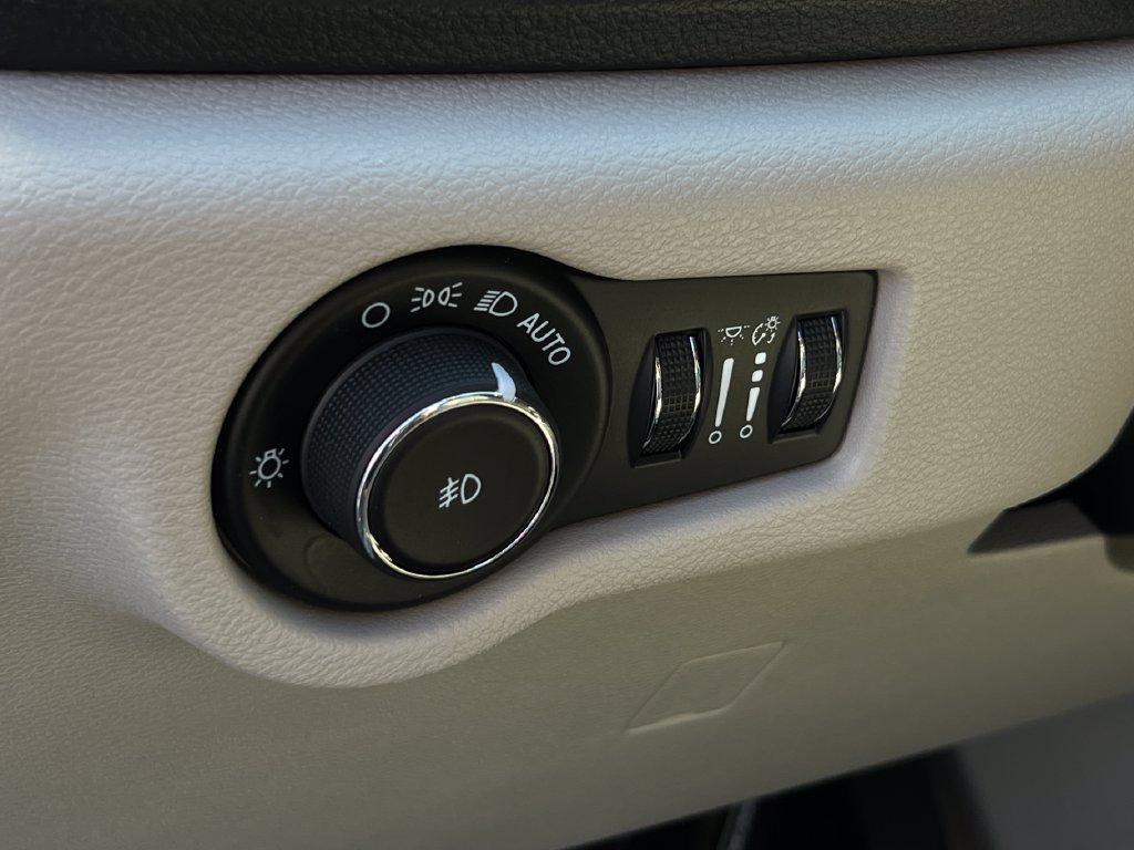 Used 2021 Chrysler Pacifica Limited w/ Uconnect Theater Family Group FWD image 8