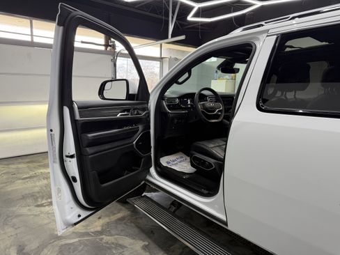 Used 2022 Jeep Wagoneer Series III w/ Premium Group I image 6