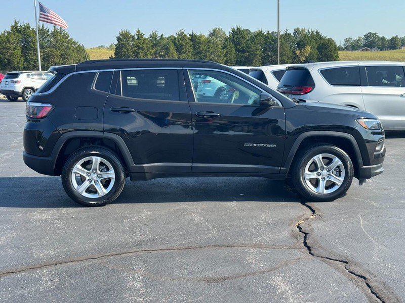 Used 2024 Jeep Compass Latitude AWD/4WD image 2
