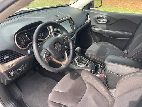 Used 2015 Jeep Cherokee Latitude w/ Comfort/Convenience Group FWD image 11