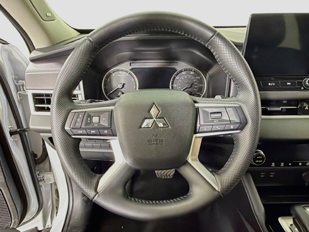 Used 2025 Mitsubishi Outlander SE AWD/4WD image 14