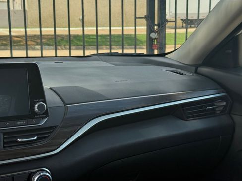 Used 2025 Nissan Altima 2.5 SV FWD image 36