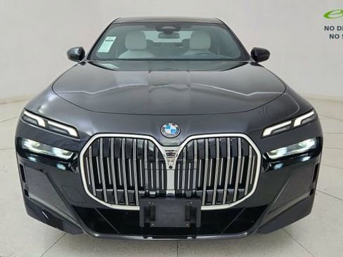 Used 2023 BMW 740i w/ Parking Assistance Package RWD image 13