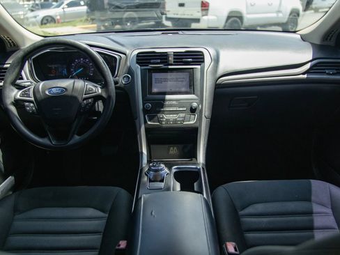 Used 2019 Ford Fusion SE FWD image 18