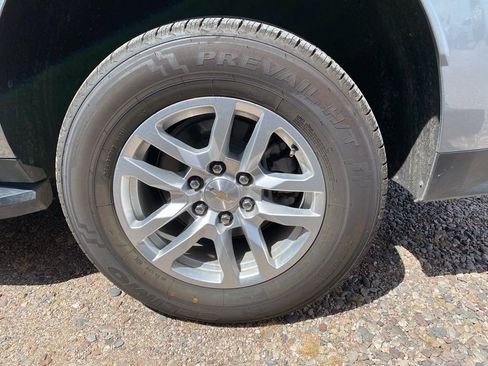 Used 2024 Chevrolet Suburban LT image 5