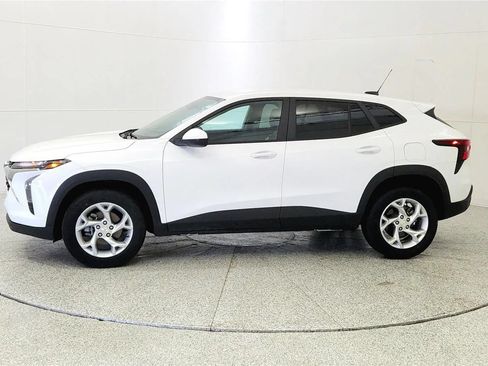 Used 2024 Chevrolet Trax LS w/ LS Convenience Package FWD image 4