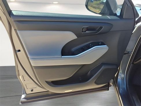 Used 2023 Toyota Highlander L image 15